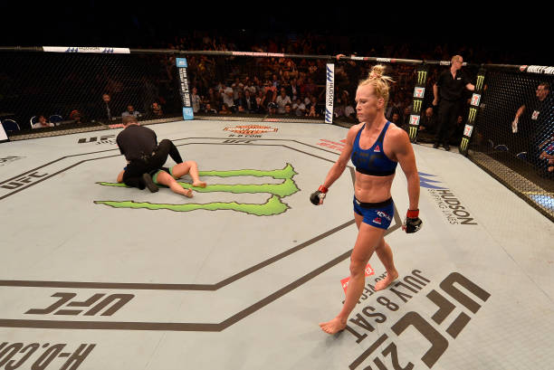 Vídeo: assista ao chute certeiro de Holm que nocauteou Beth no main event do UFC Singapura