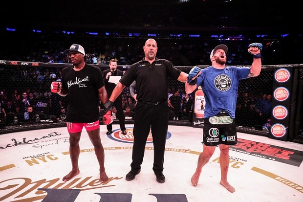 Ryan Bader traçou melhor estratégia e venceu Phil Davis por decisão dividida (Foto: Bellator)