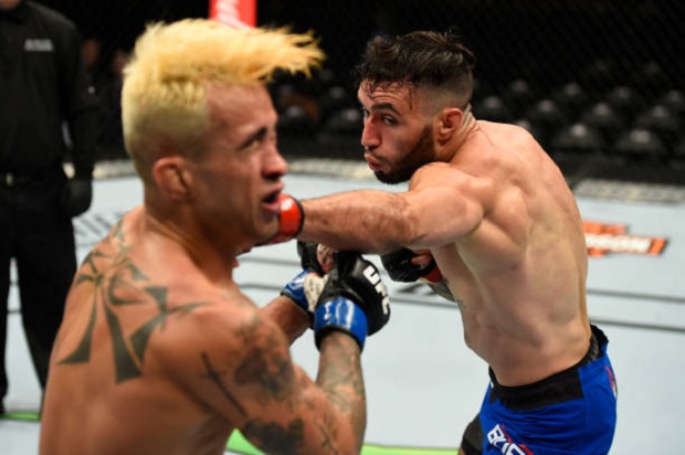 Shane Burgos foi mais preciso nos golpes e derrotou Godofredo Pepey (Foto: Getty Images)