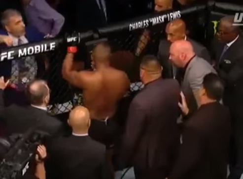 Vídeo: após nocaute, Cormier aparece desnorteado no octógono e é amparado por equipe do UFC; veja