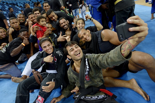 Atletas do UFC participam de ‘aulão’ de MMA para crianças de projetos sociais: ‘Futuro do país’