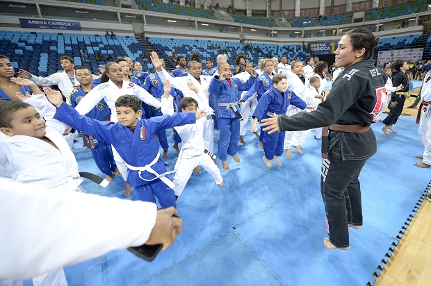 Faixa-marrom de Jiu-Jitsu, Jessica Bate-Estaca deu dicas para as crianças (Foto: Alexandre Loureiro)