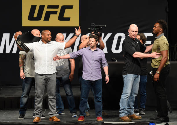 Comissão altera Jones x Cormier pra ‘No Contest’ e UFC devolve cinturão a ‘DC’