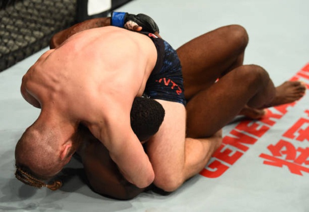 Nik Lentz utilizou seu Jiu-Jitsu para finalizar Willk Brooks com uma guilhotina (Foto: Getty Images)