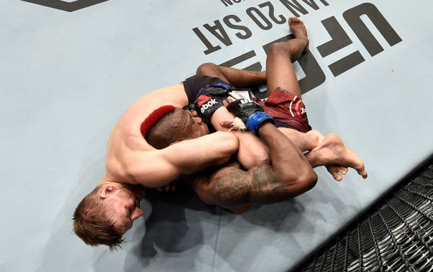 Vídeo: Hooker aplica guilhotina para finalizar Diakiese no UFC 219; assista