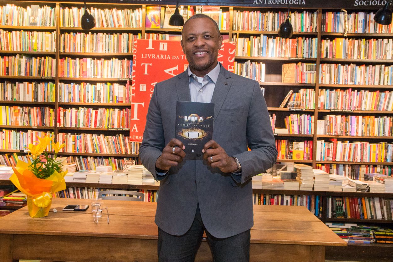 Prestigiado por dezenas de pessoas, Carlão Barreto lança livro na Zona Sul do Rio de Janeiro; saiba mais
