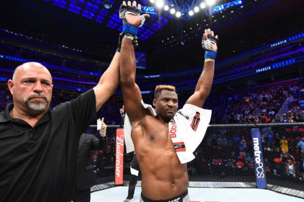 Francis Ngannou deve lutar pelo cinturão em sua próxima apresentação pelo Ultimate (Foto: Getty Images)