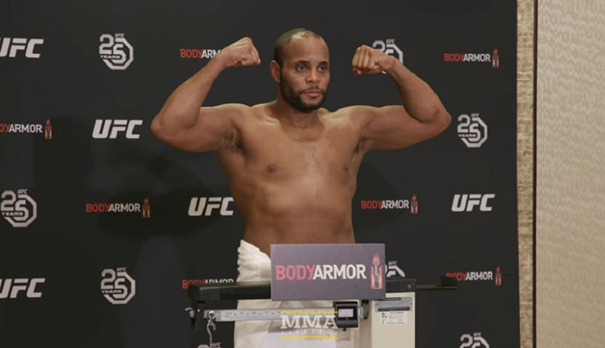 Ngannou pesa 8kg a mais que Miocic antes do UFC 220; Cormier usa toalha para confirmar luta