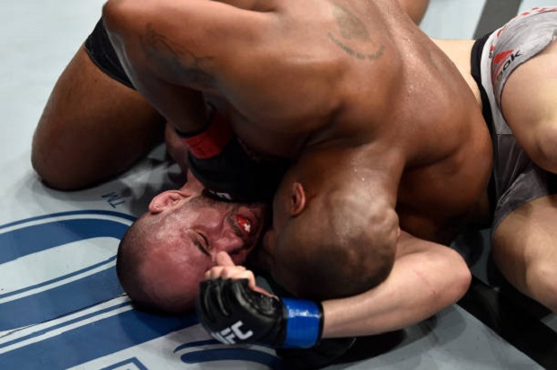 Daniel Cormier teve amplo domínio no chão sobre Oezdemir e seguiu como campeão meio-pesado (Foto: Getty Images)
