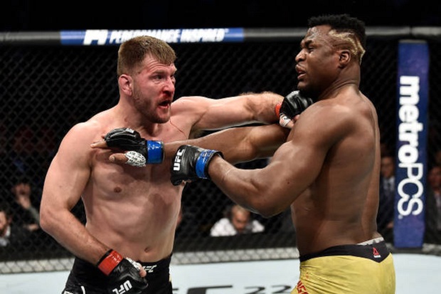 Com estratégia perfeita, Stipe Miocic anulou Francis Ngannou e segue como campeão nos pesados (Foto: Getty Images)