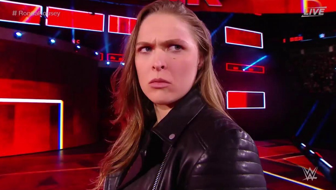 Ronda volta a fazer participação no WWE e joga Triple H sobre a mesa; veja