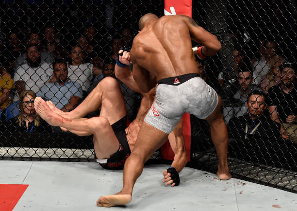 Vídeo: assista a ‘bomba’ de esquerda lançada por Romero para nocautear Rockhold no UFC 221