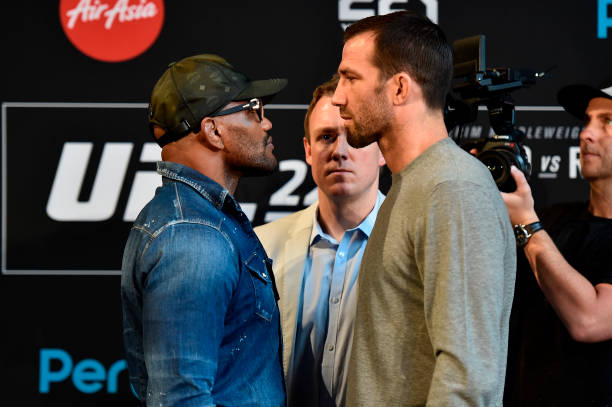 Vídeo: encarada entre Rockhold e Romero aquece disputa de cinturão interino dos médios no UFC 221