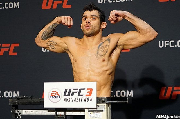 Renan Barão, em seu retorno ao peso-galo, não teve problemas para bater o peso (Foto: MMA Junkie) 