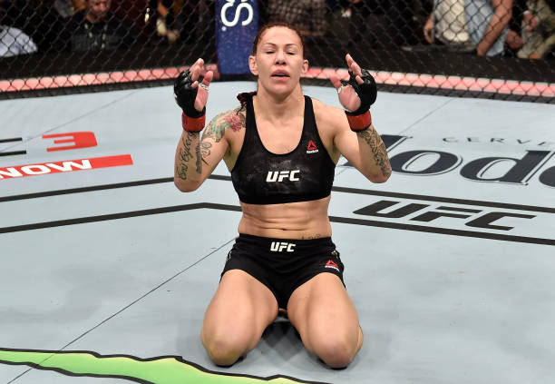 Cyborg nocauteia russa e mantém cinturão no UFC 222; Mackenzie vence