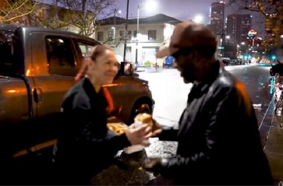Cyborg celebra vitória no UFC 222 dando hambúrgueres para moradores de rua