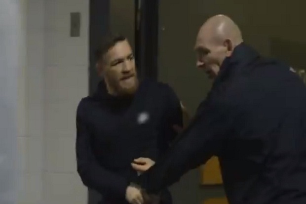 UFC divulga cenas inéditas do ataque de Conor McGregor a ônibus em NY; assista