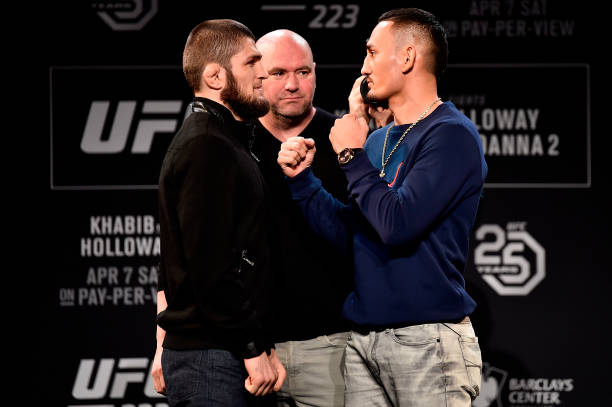 Khabib e Holloway discutem em coletiva antes do UFC 223 e se encaram pela primeira vez; assista
