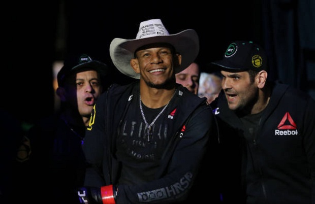 Alex Cowboy promete 'sair na porrada' para vencer duelo contra Carlos Condit (Foto: Getty Images)