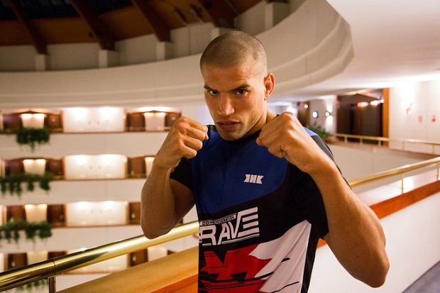 Brasileiro ex-UFC estreia no Brave CF em primeira edição da franquia na Indonésia; veja o card provisório
