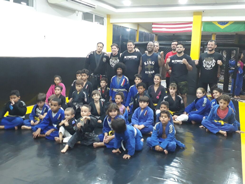 Com show de carisma, Kelvin Gastelum afia preparação para o UFC Rio na DC Fighters e atende crianças