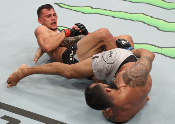 Virada espetacular com finalização leva bônus no UFC Chile; confira todos os premiados do evento