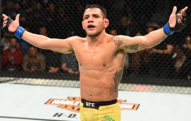Primeiro brasileiro campeão dos leves no UFC, Dos Anjos quer repetir feito nos meio-médios: ‘Ótimo pro legado’
