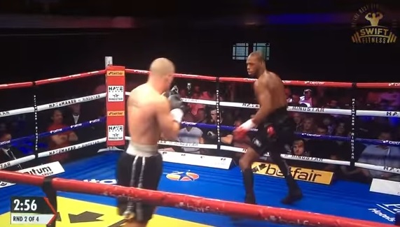 Vídeo: estrela do Bellator, Michael Page volta ao ringue e aumenta recorde no Boxe; assista