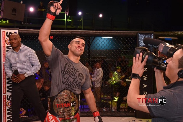 Campeão peso-leve do Titan FC, Raush Manfio analisa defesa de cinturão e diz: ‘Objetivo é o UFC’