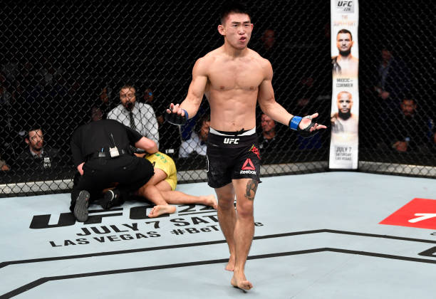 Com cotovelada brutal, chinês nocauteia Sertanejo no UFC Cingapura; assista