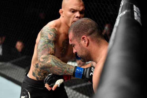 Vídeo: veja o nocaute brutal de Anthony Smith sobre Shogun no main event do UFC Hamburgo