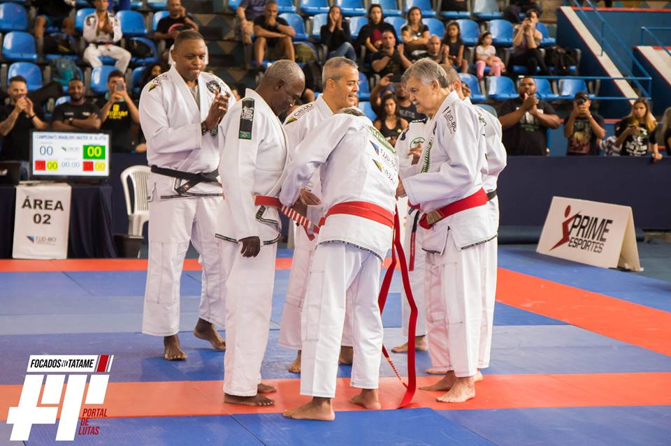 Mestre Cirval recebe faixa-vermelha de Jiu-Jitsu e cita legado: ‘Esporte foi feito para unir as pessoas’