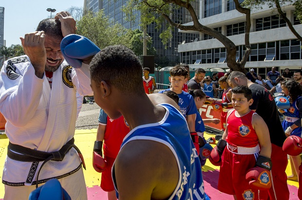 UFC promove treinos sociais e fãs recebem ingresso para pesagem em São Paulo através de doações