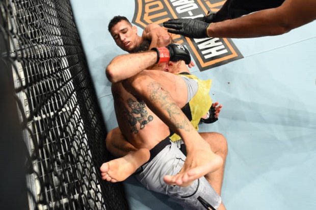 Vídeo: confira um Top 10 das finalizações de Charles do Bronx e aqueça para o UFC São Paulo
