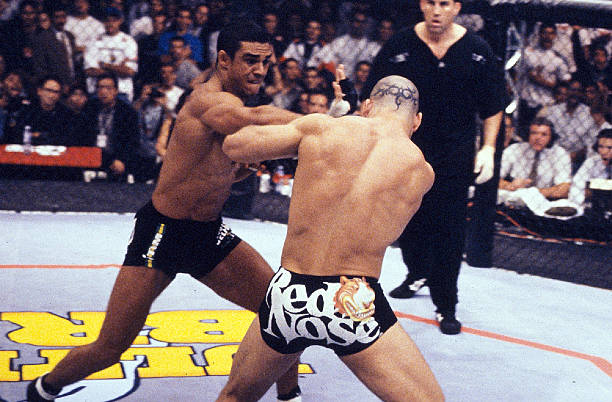 Vídeo: 20 anos atrás, UFC estreava no Brasil com nocaute histórico de Belfort em Wand; relembre