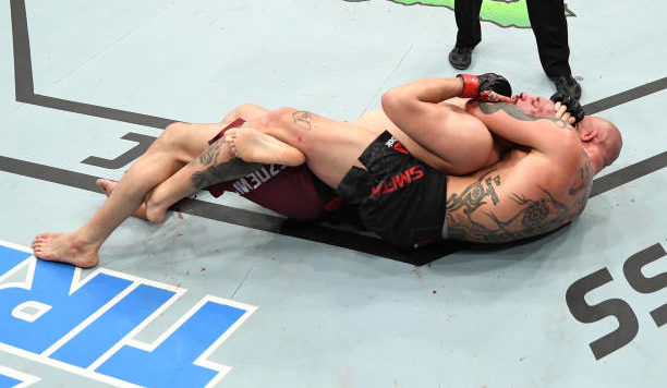 Vídeo: assista ao mata-leão aplicado por Smith para finalizar Oezdemir no UFC Moncton