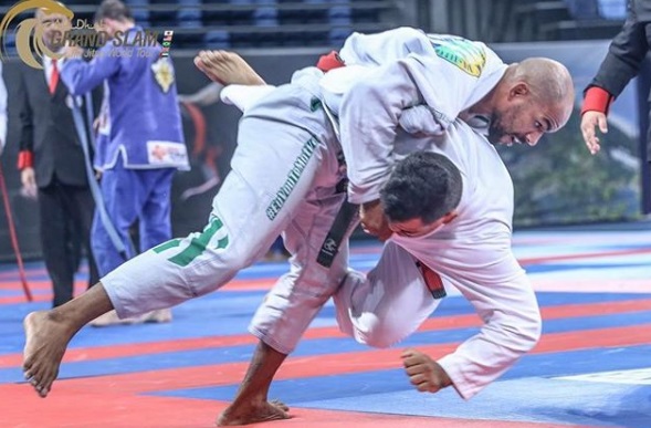 Vídeo: confira o Jiu-Jitsu ofensivo de Erberth Santos na final do Grand Slam do Rio para garantir o título