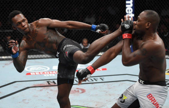 Israel Adesanya detalha nocaute no UFC 230 e fala sobre atuação de Derek Brunson: ‘Ficou em pânico’