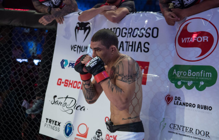 Lucas Mineiro comenta sobre lesão no joelho e pede revanche após derrota no Brave 18: ‘Assumi o risco’