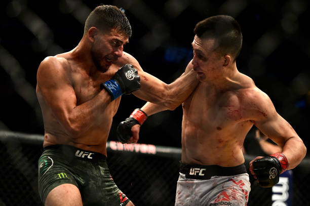 Protagonista no UFC Denver, Yair Rodriguez conquista ‘dobradinha’ de bônus e leva US$ 100 mil para casa
