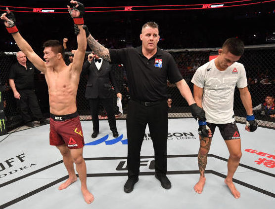 Vencedor, lutador chinês mostra a mão ‘desfigurada’ após duelo no UFC Pequim; confira as imagens