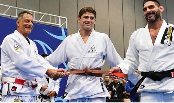 A aula do campeão mundial absoluto sem kimono Roberto Jimenez