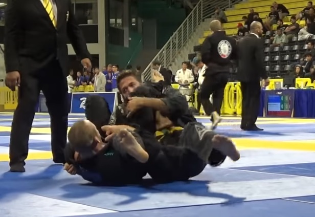Vídeo: Josh Hinger executa transição e finaliza para vencer o absoluto no Long Beach Open de Jiu-Jitsu