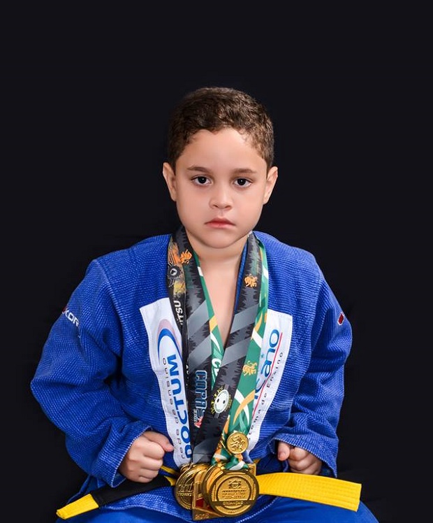 Sem nunca ter sofrido pontos, criança impressiona por títulos e dedicação ao Jiu-Jitsu: ‘Ele se supera a cada dia’
