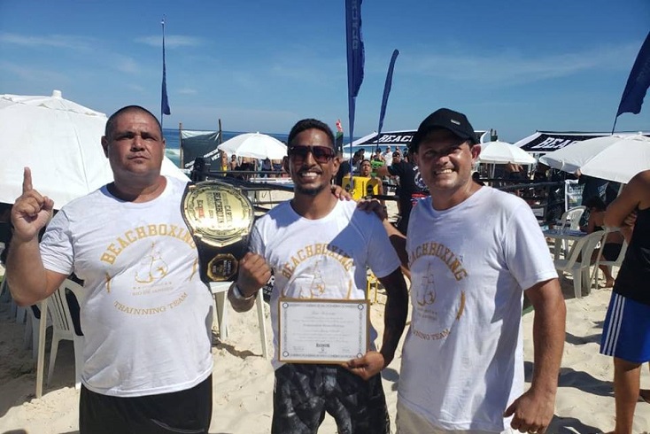 Atleta do UFC, Johnny Eduardo recebe homenagem em evento de Beachboxing: ‘Gratidão enorme’
