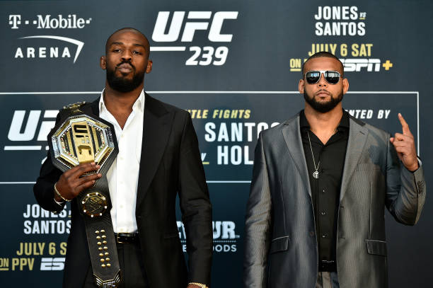 Jon Jones e Amanda Nunes são ‘favoritaços’ nas lutas principais do UFC 239, aponta site de apostas