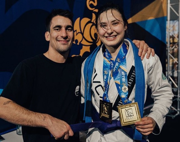 Lapidada pelos irmãos Mendes, campeã de Muay Thai mira glória no Jiu-Jitsu após brilhar no Mundial