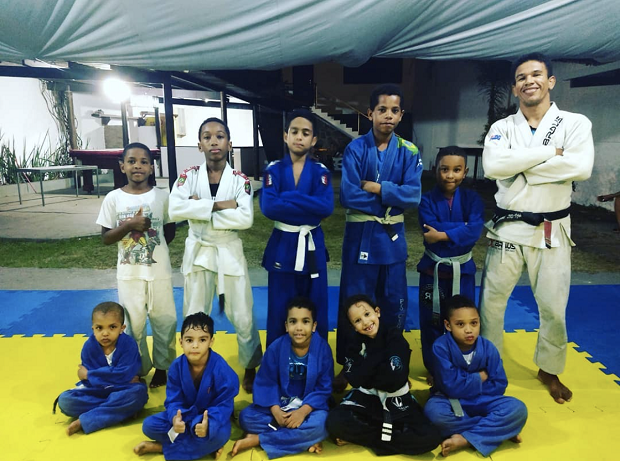 Professor abre portas de sua academia para crianças treinarem Jiu-Jitsu de graça na Bahia; confira