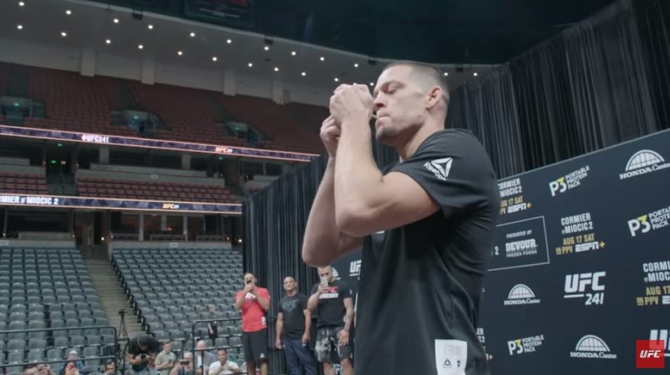 Nate Diaz fuma cigarro de maconha em treino aberto do UFC 241 e Dana ‘reage’