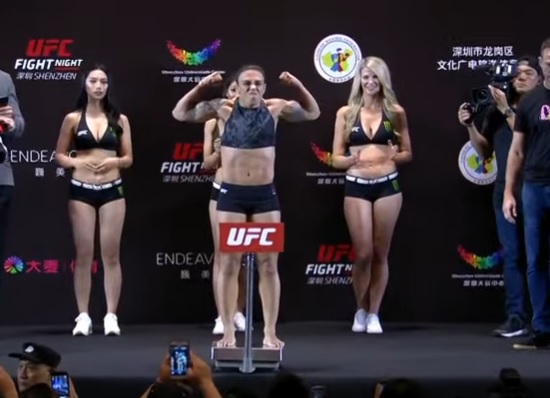 Jéssica Bate-Estaca bate o peso com tranquilidade e confirma disputa de título no UFC Shenzhen; veja como foi a pesagem